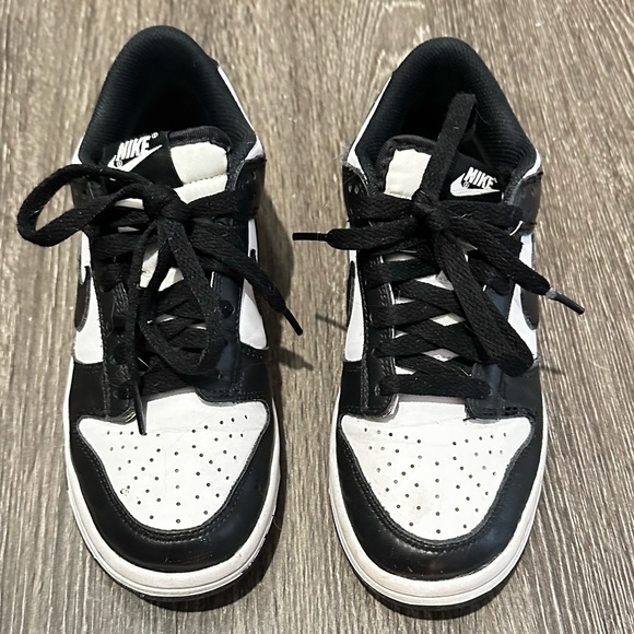 Woman’s Nike 🐼 
In perfect condition 
I will clean them before delivery - Picture 1 of 7